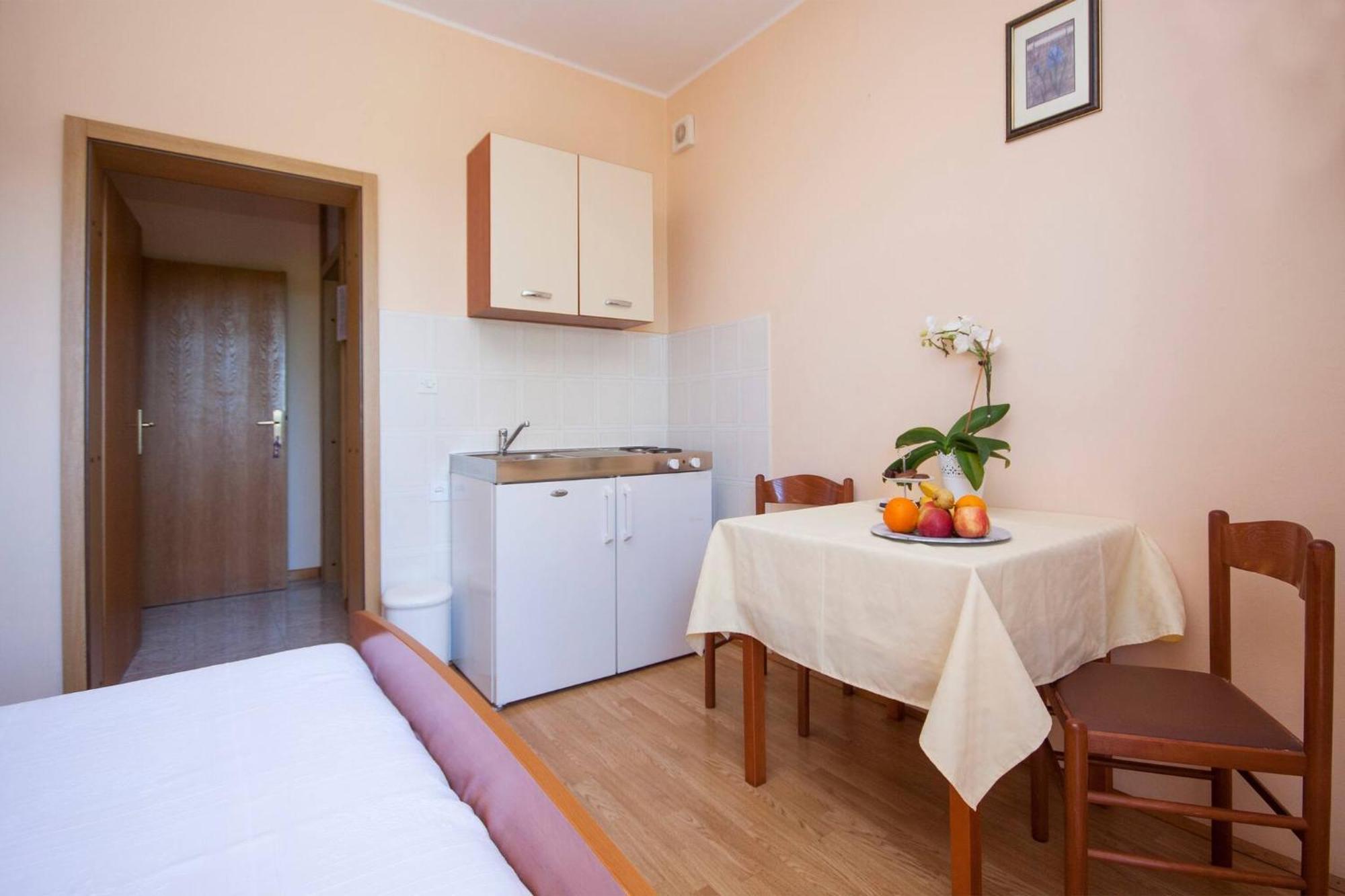 Family Apartments & Rooms Mikelin Primošten Екстериор снимка
