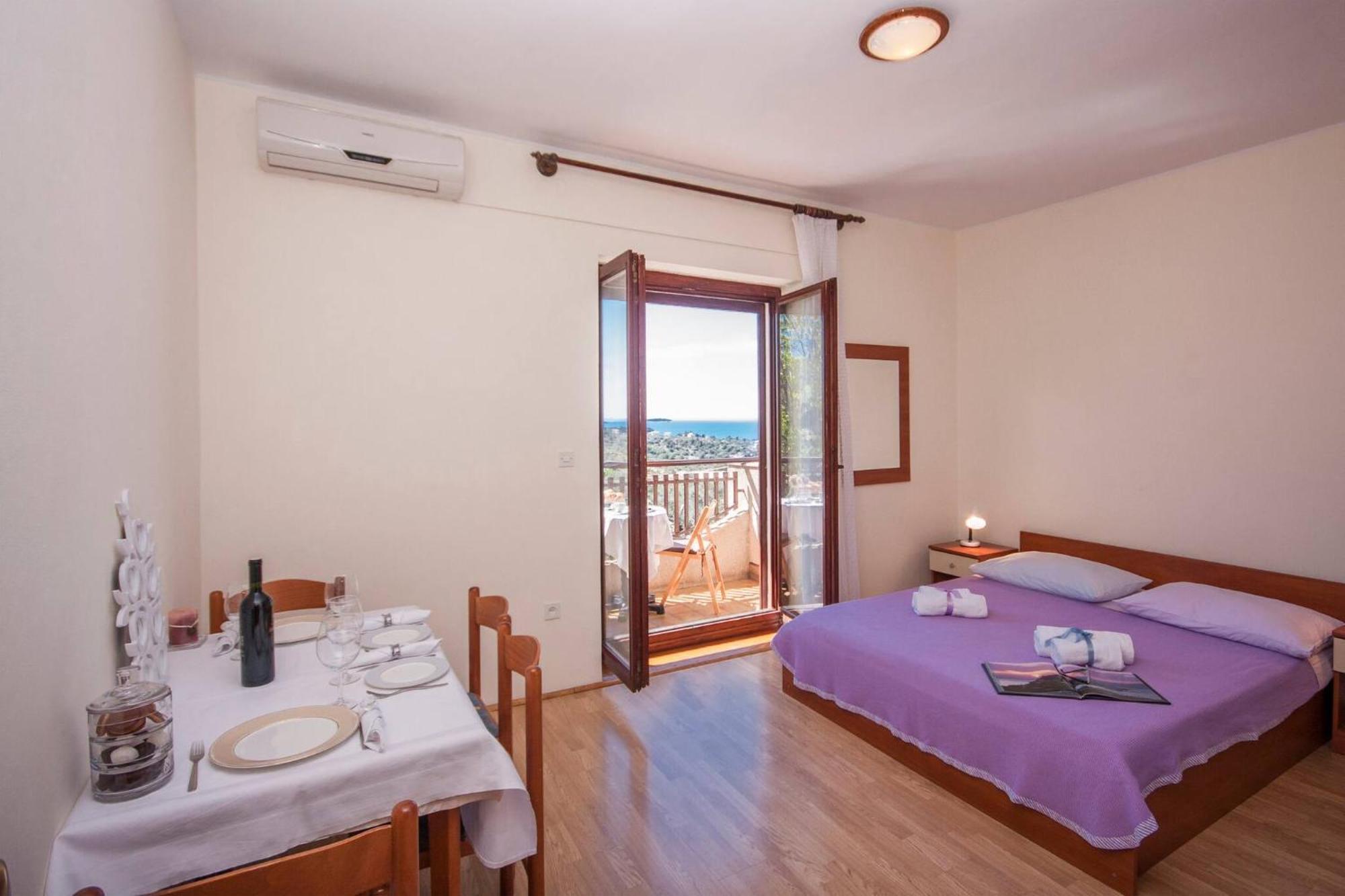 Family Apartments & Rooms Mikelin Primošten Екстериор снимка