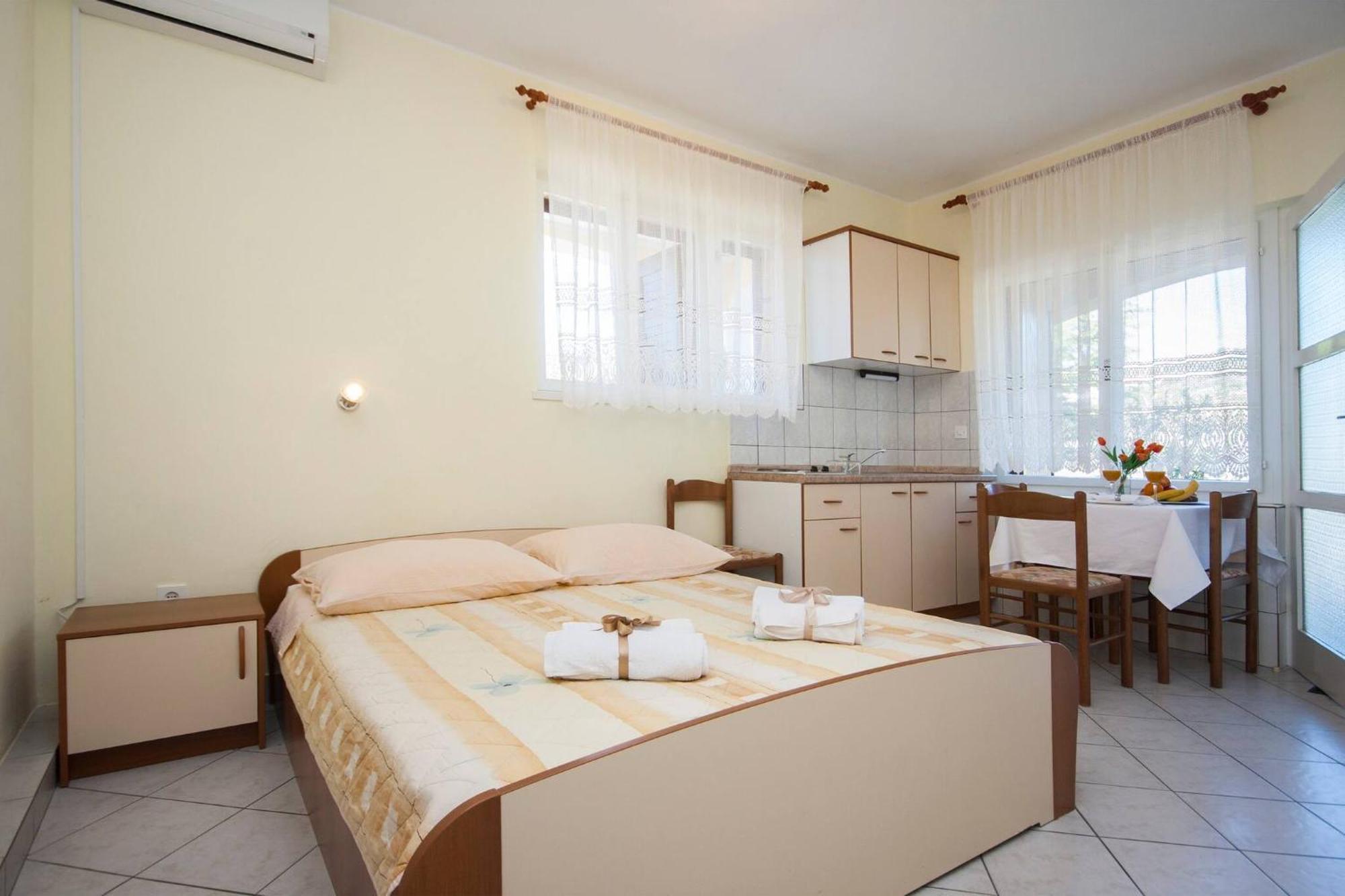 Family Apartments & Rooms Mikelin Primošten Екстериор снимка