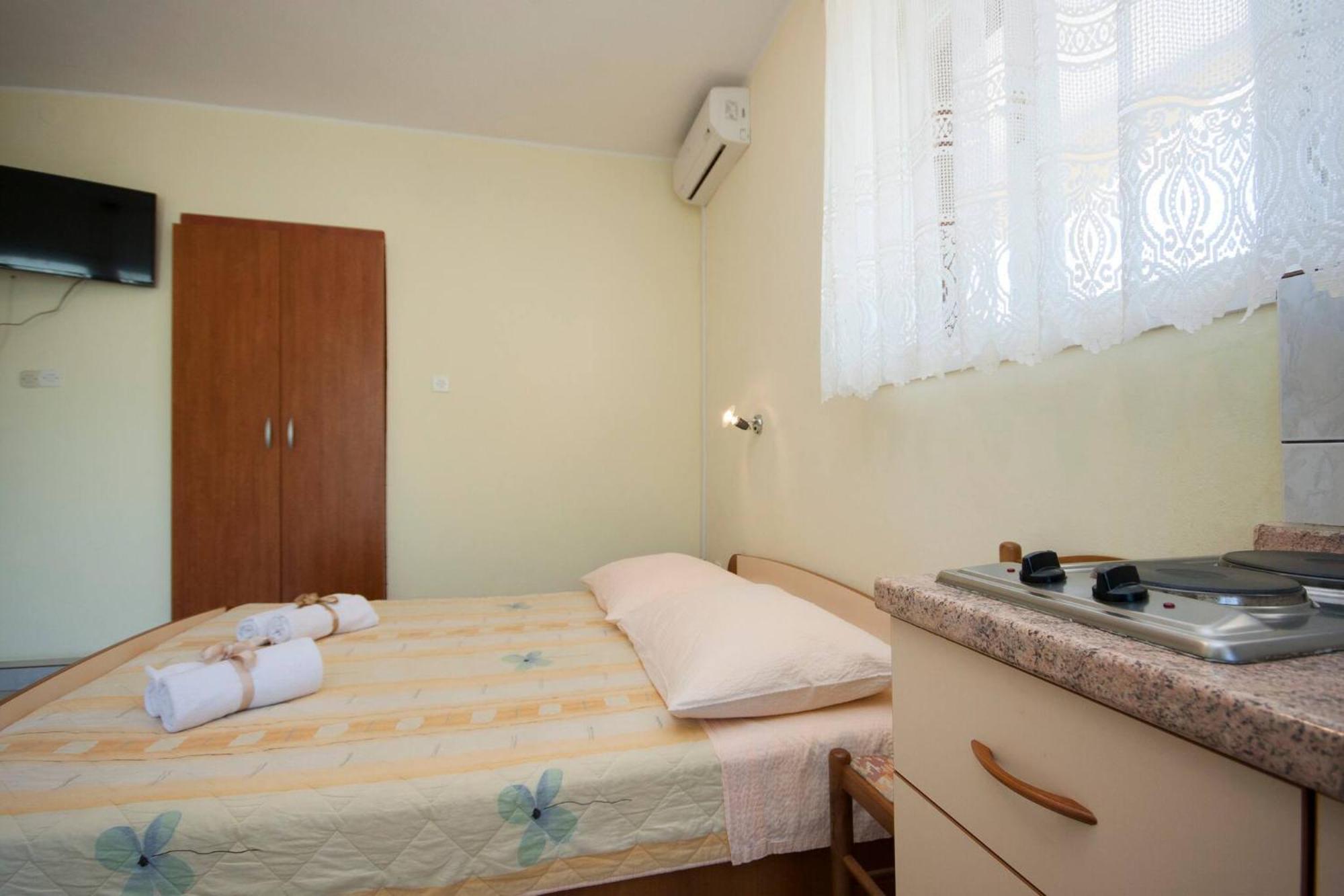 Family Apartments & Rooms Mikelin Primošten Екстериор снимка